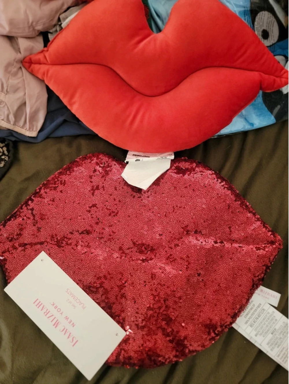 Bundle lip pillow / 2 Isaac Miztahi lip sequins placemats